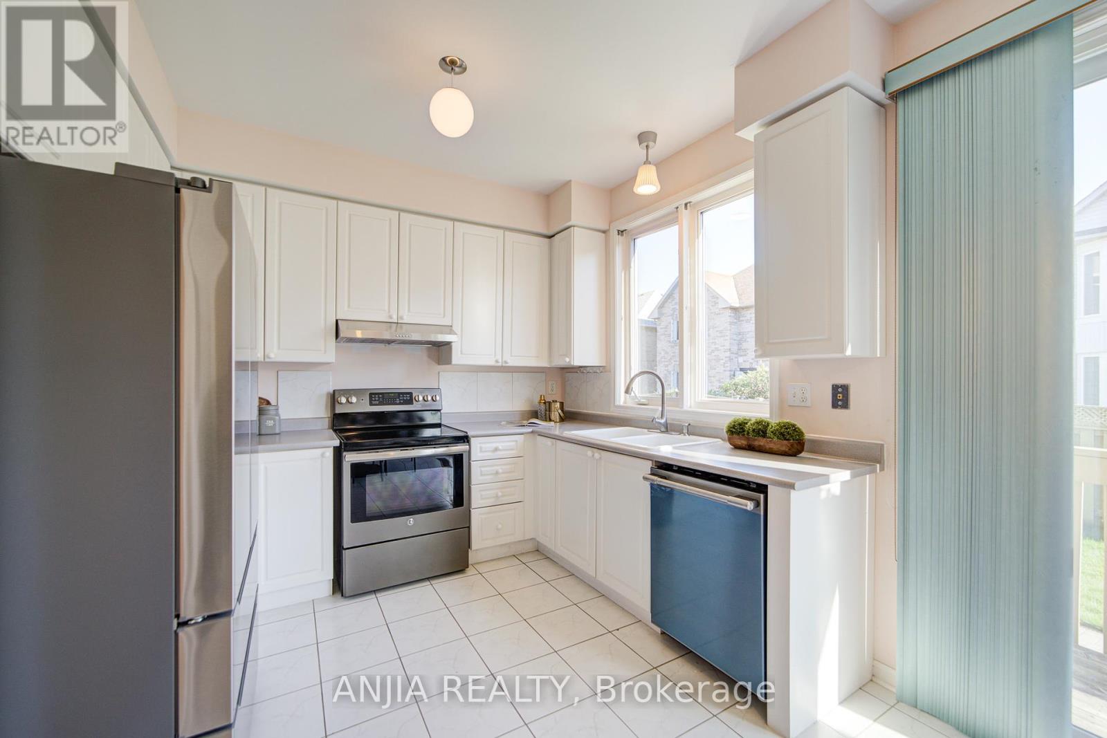 131 Winston Castle Drive, Markham, Ontario  L6C 2G7 - Photo 17 - N12431833