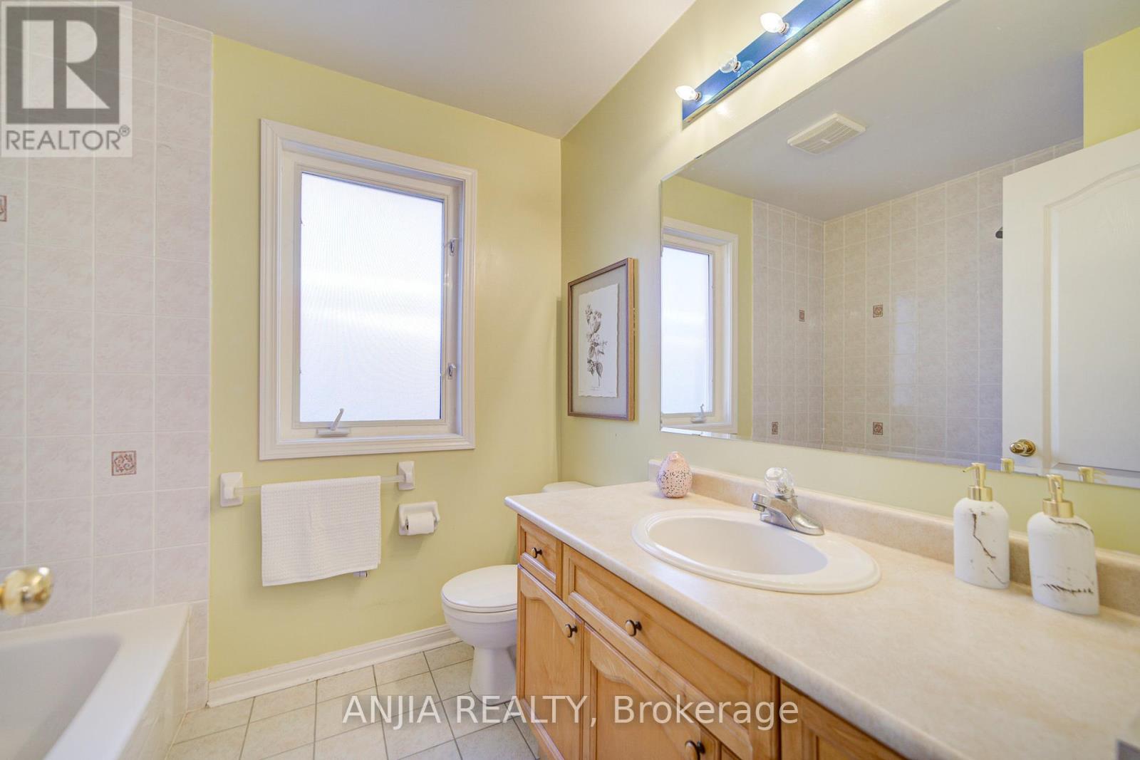 131 Winston Castle Drive, Markham, Ontario  L6C 2G7 - Photo 43 - N12431833