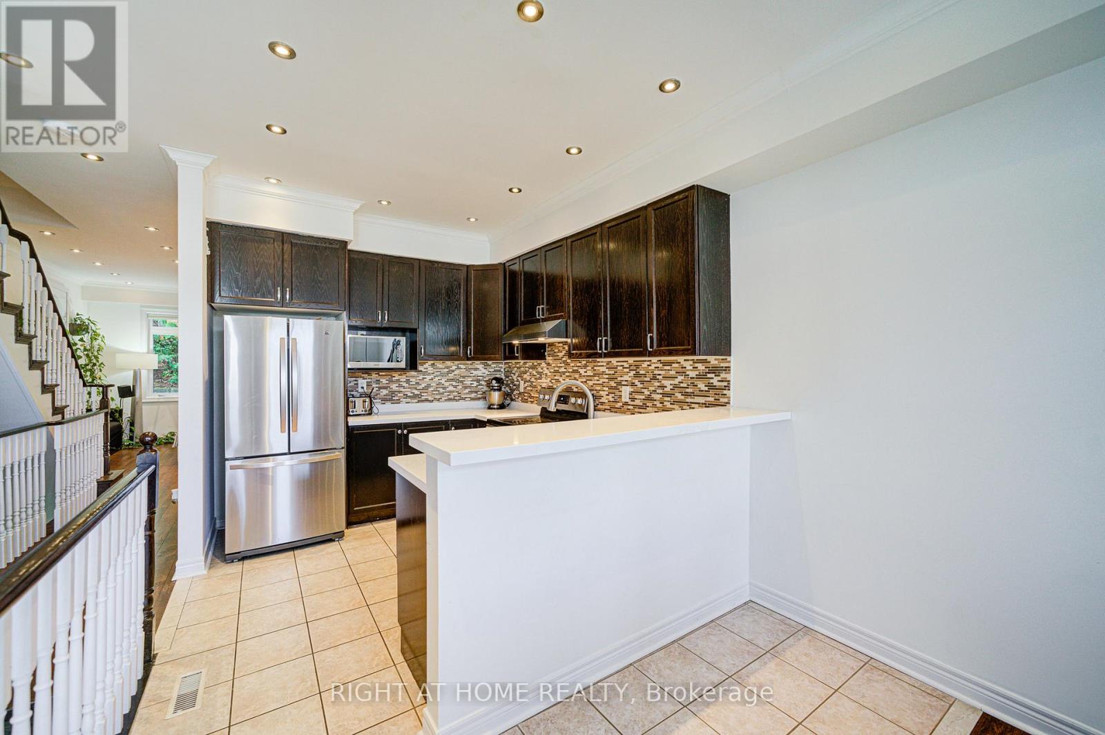 24 - 1008 On Bogart Circle, Newmarket, Ontario  L3Y 8T4 - Photo 4 - N12431859