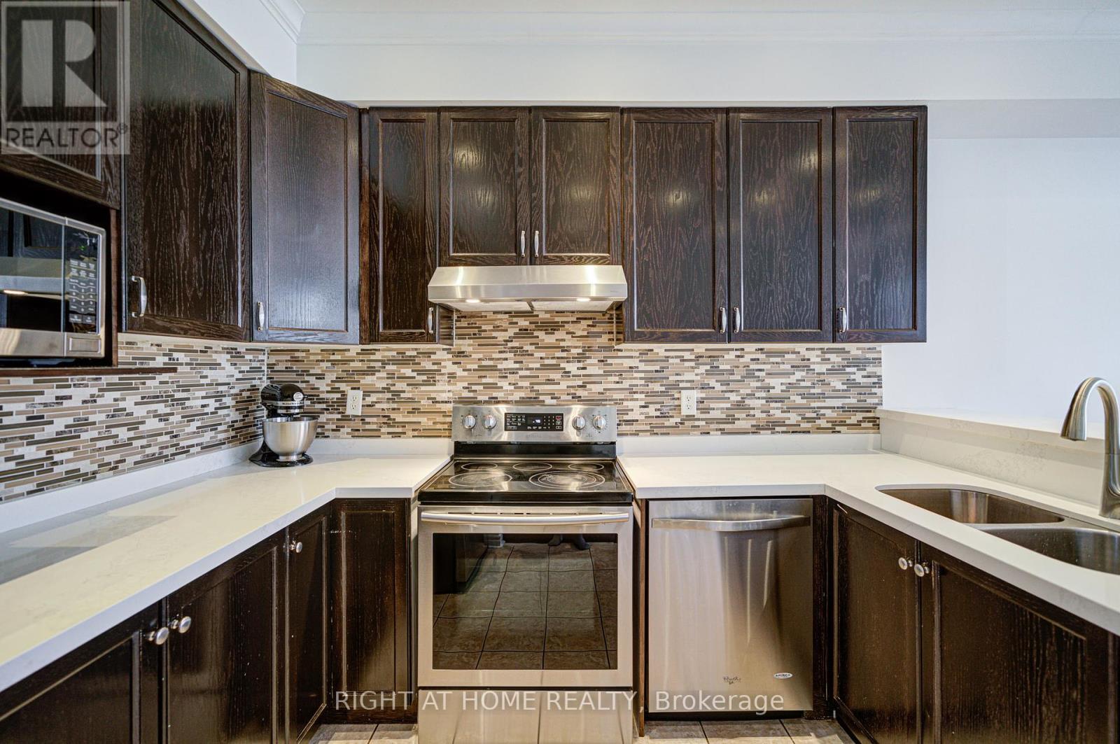 24 - 1008 On Bogart Circle, Newmarket, Ontario  L3Y 8T4 - Photo 6 - N12431859