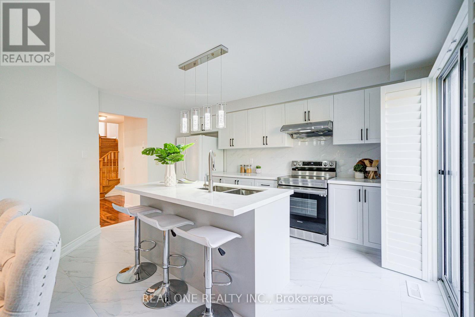 32 Frobisher Street, Richmond Hill, Ontario  L4B 4H7 - Photo 10 - N12431912