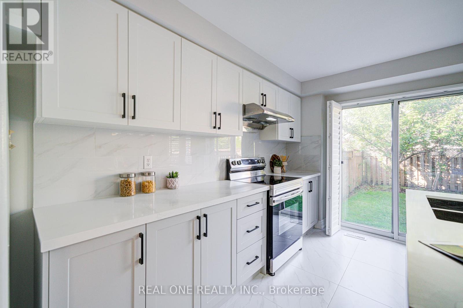 32 Frobisher Street, Richmond Hill, Ontario  L4B 4H7 - Photo 11 - N12431912