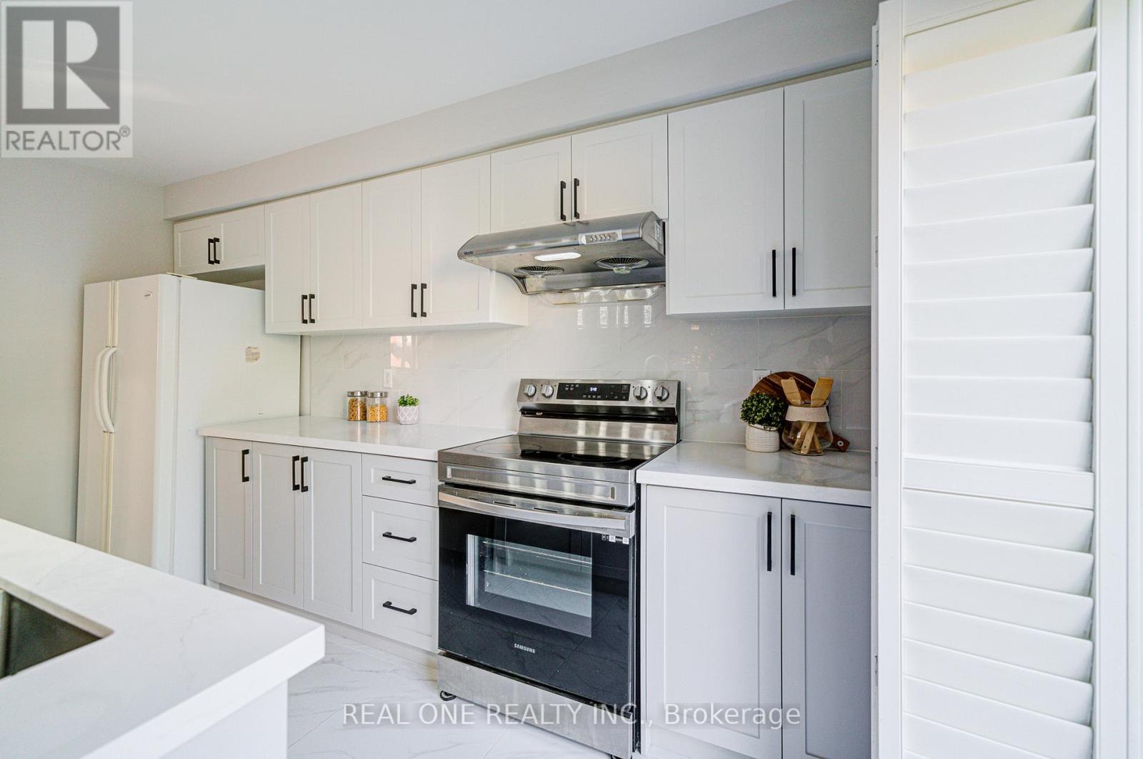 32 Frobisher Street, Richmond Hill, Ontario  L4B 4H7 - Photo 12 - N12431912