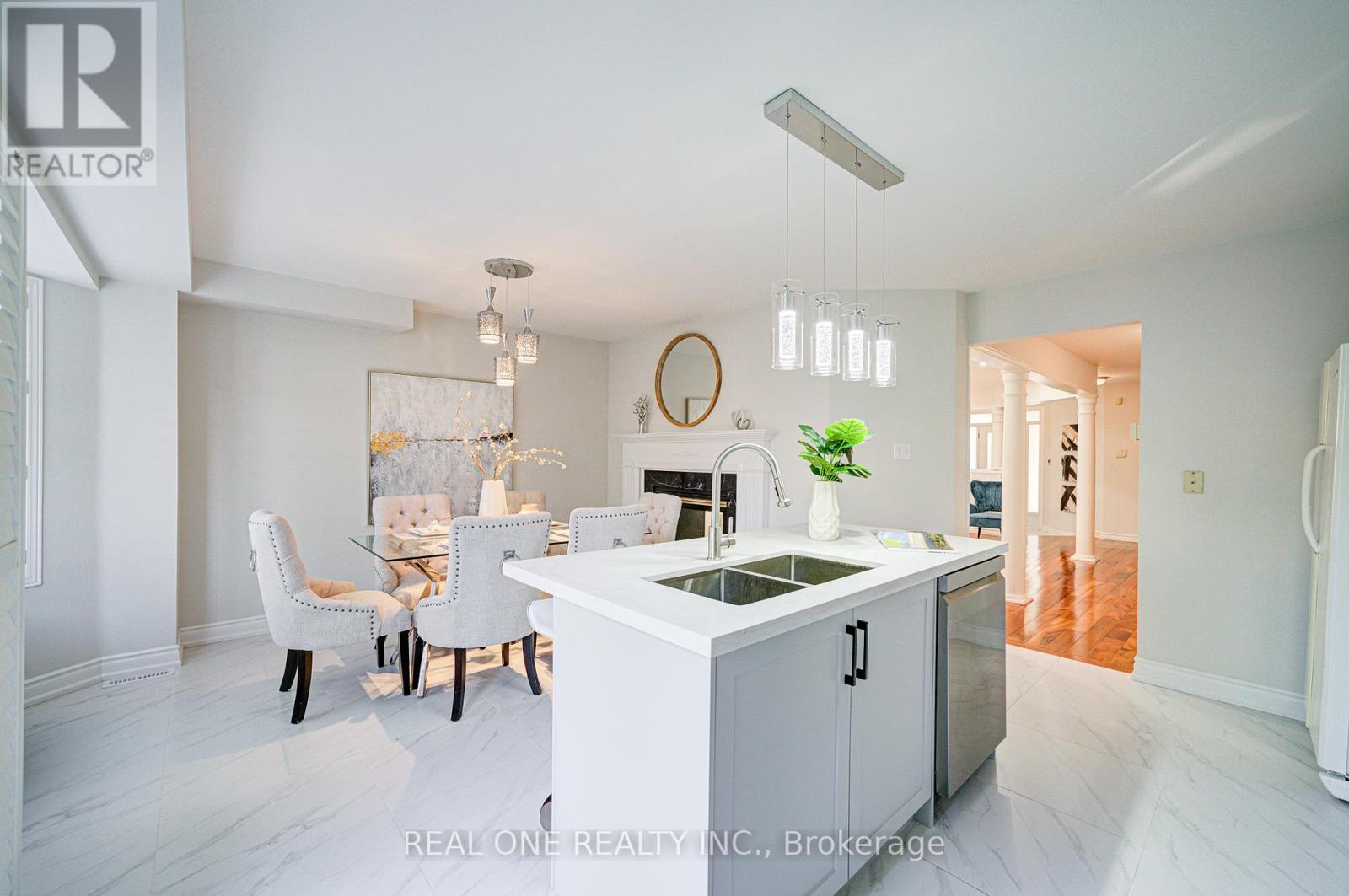 32 Frobisher Street, Richmond Hill, Ontario  L4B 4H7 - Photo 14 - N12431912