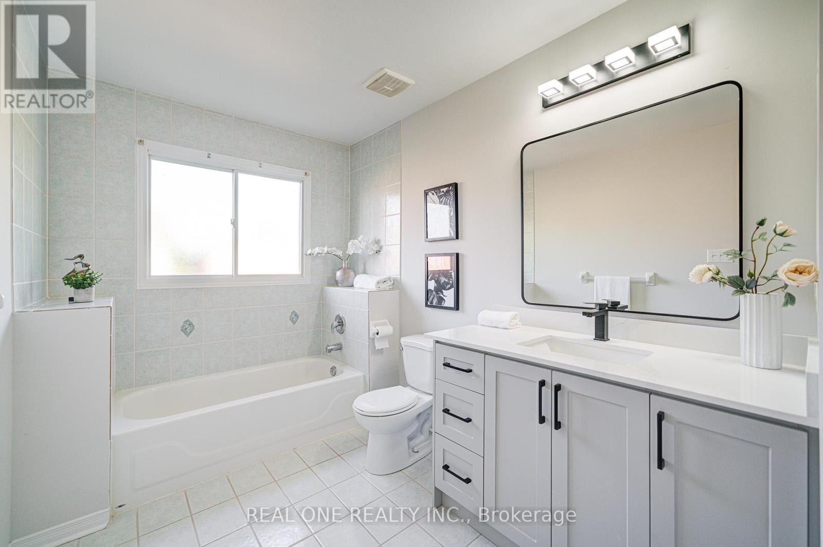 32 Frobisher Street, Richmond Hill, Ontario  L4B 4H7 - Photo 23 - N12431912