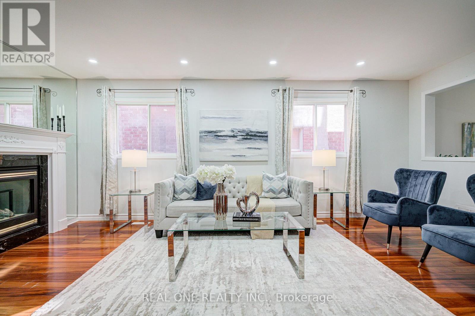 32 Frobisher Street, Richmond Hill, Ontario  L4B 4H7 - Photo 4 - N12431912