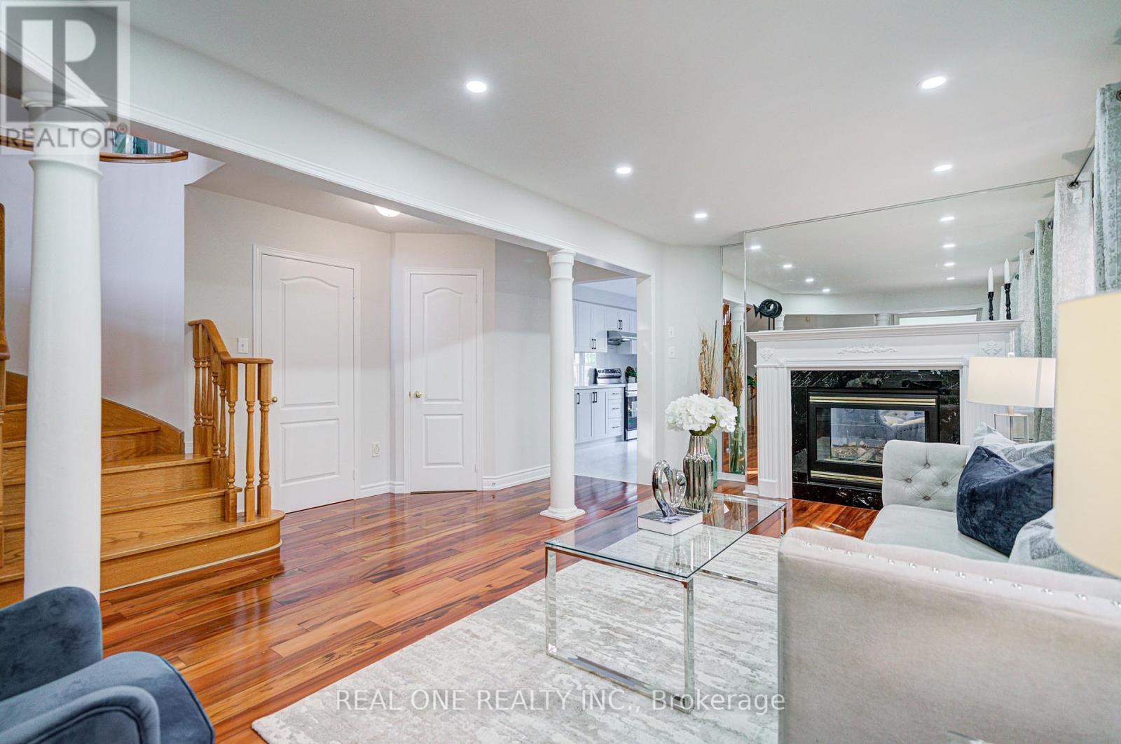 32 Frobisher Street, Richmond Hill, Ontario  L4B 4H7 - Photo 5 - N12431912