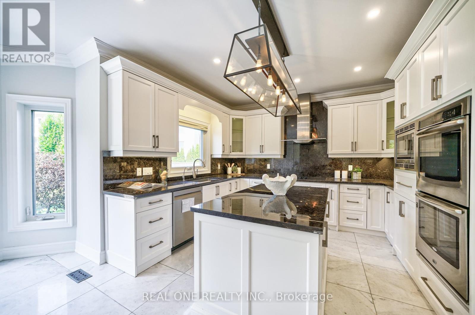 26 Clarendon Drive, Richmond Hill, Ontario  L4B 3Z5 - Photo 12 - N12431927