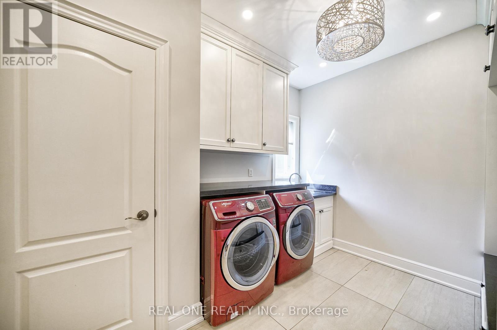 26 Clarendon Drive, Richmond Hill, Ontario  L4B 3Z5 - Photo 19 - N12431927