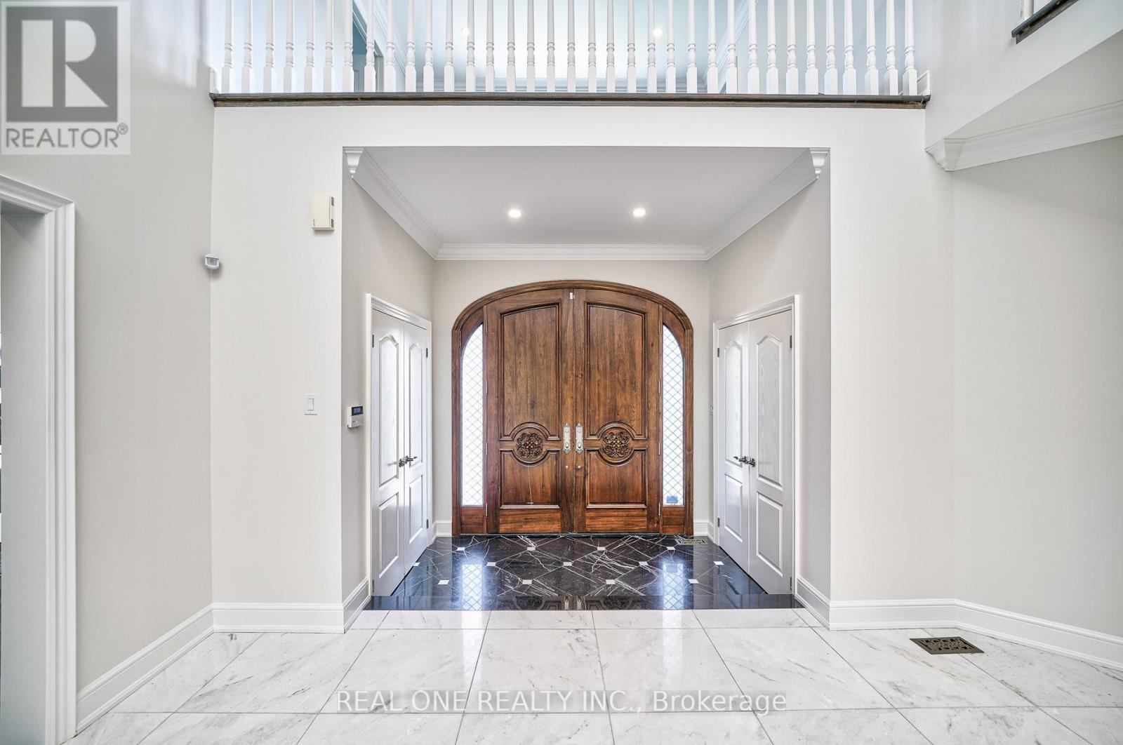 26 Clarendon Drive, Richmond Hill, Ontario  L4B 3Z5 - Photo 2 - N12431927