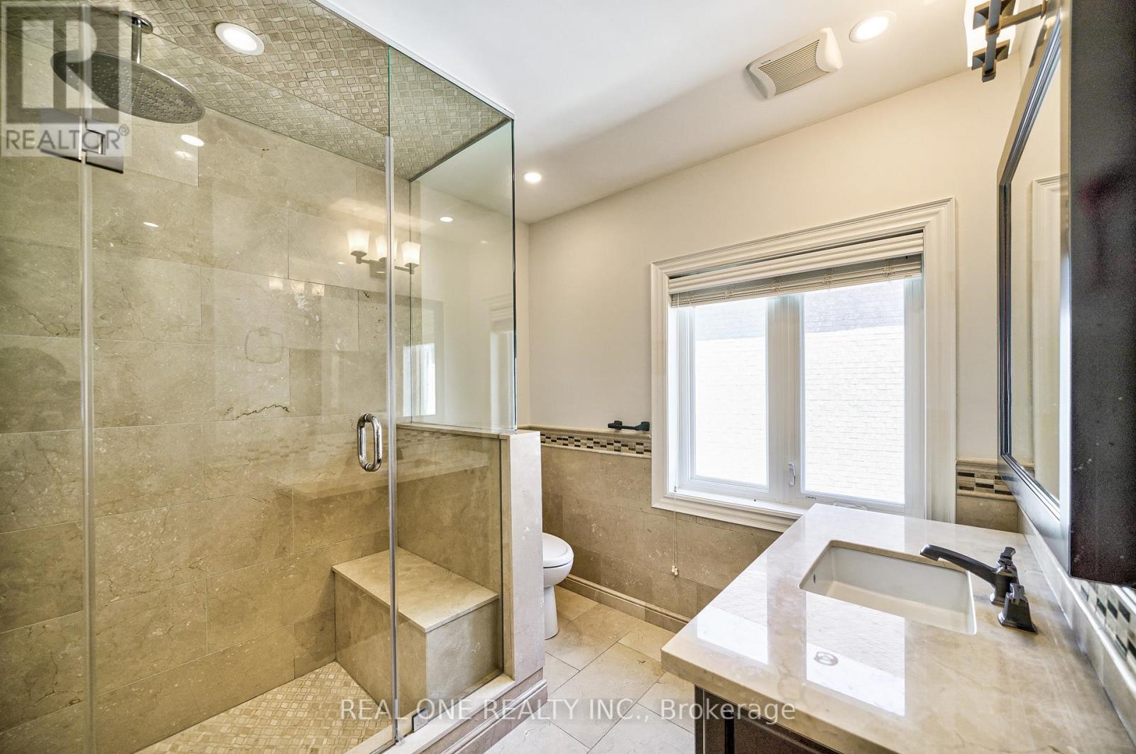 26 Clarendon Drive, Richmond Hill, Ontario  L4B 3Z5 - Photo 21 - N12431927