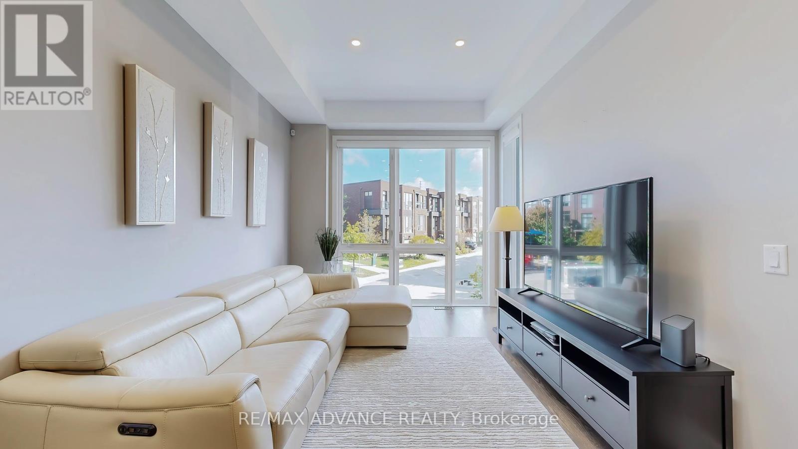 32 Crestridge Drive, Vaughan, Ontario  L4J 0K1 - Photo 2 - N12431943