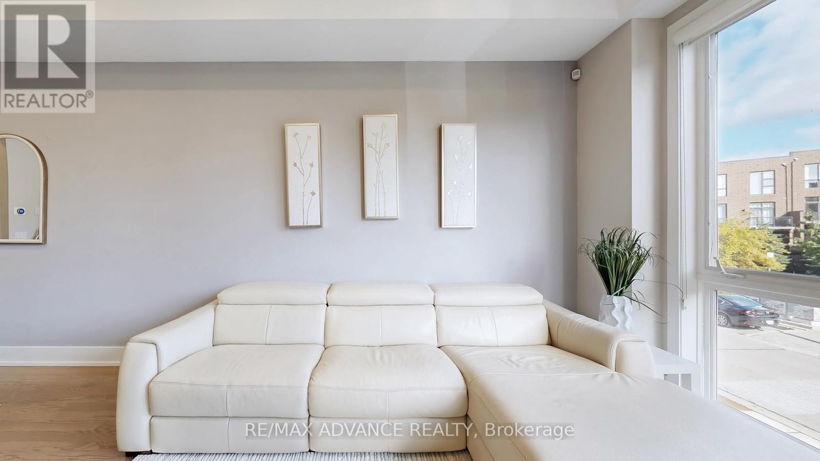 32 Crestridge Drive, Vaughan, Ontario  L4J 0K1 - Photo 3 - N12431943