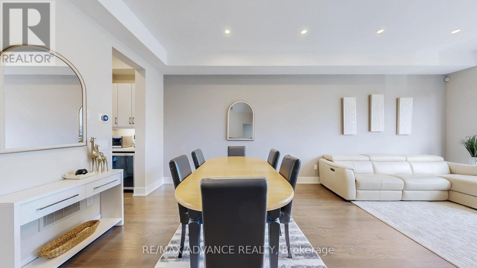 32 Crestridge Drive, Vaughan, Ontario  L4J 0K1 - Photo 6 - N12431943