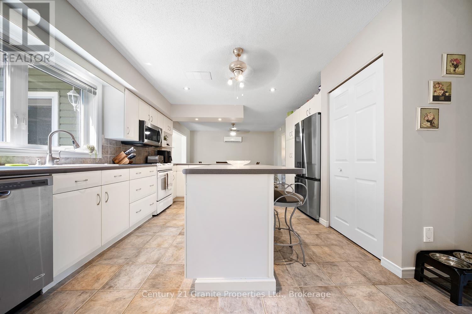 7 Tudhope Street, Parry Sound, Ontario  P2A 2H9 - Photo 16 - X12431934
