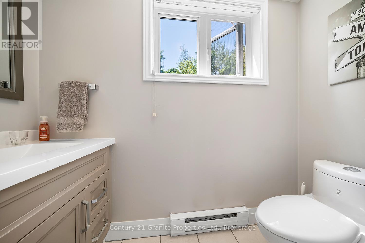 7 Tudhope Street, Parry Sound, Ontario  P2A 2H9 - Photo 38 - X12431934