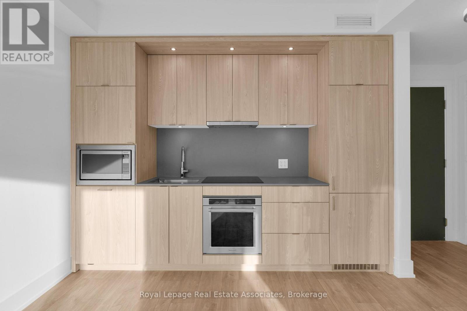 310 - 259 The Kingsway, Toronto, Ontario  M9A 0G2 - Photo 3 - W12431835
