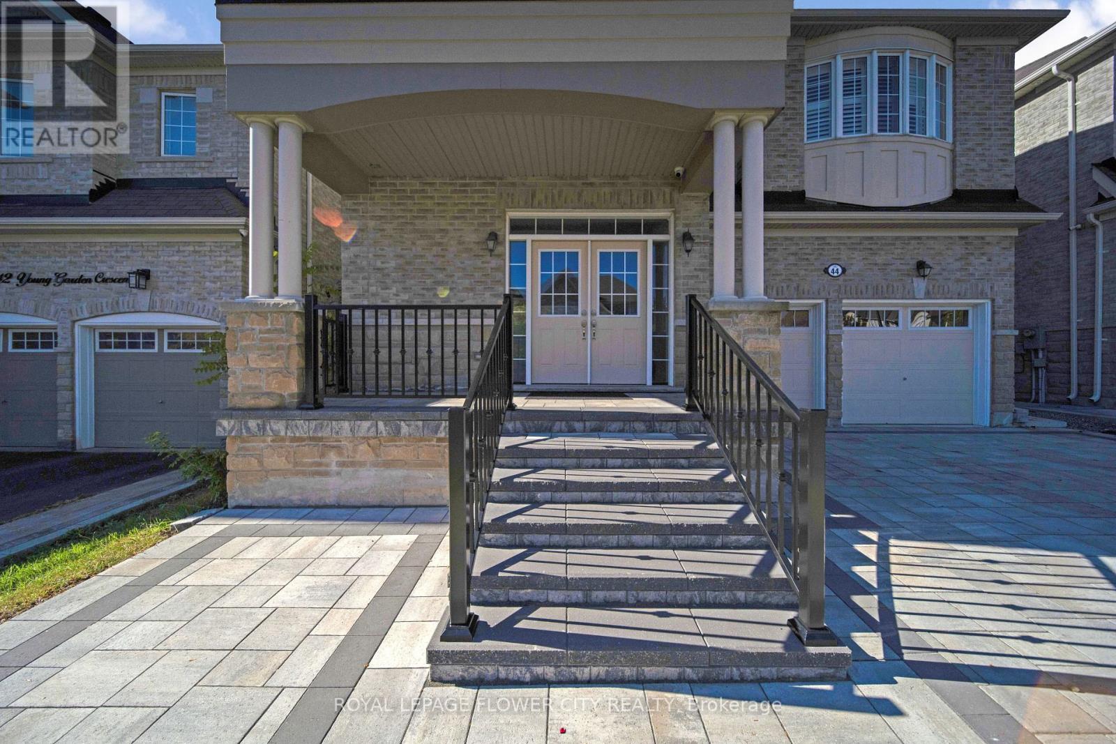 44 Young Garden Crescent, Brampton, Ontario  L6Y 6A4 - Photo 4 - W12431965