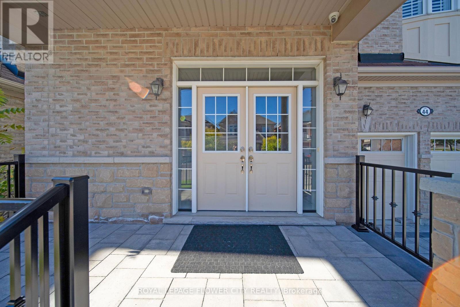 44 Young Garden Crescent, Brampton, Ontario  L6Y 6A4 - Photo 5 - W12431965