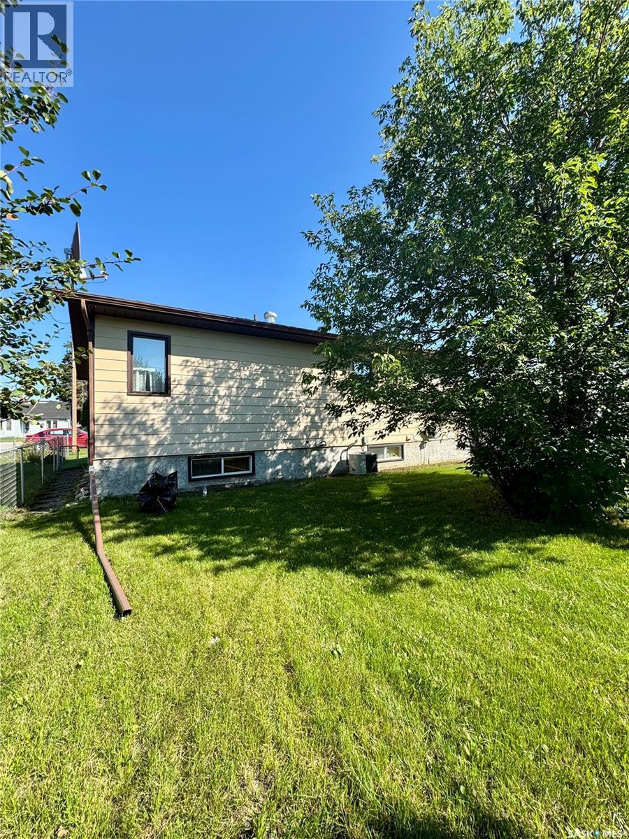 403 Churchill Street, Hudson Bay, Saskatchewan  S0E 0Y0 - Photo 4 - SK016224