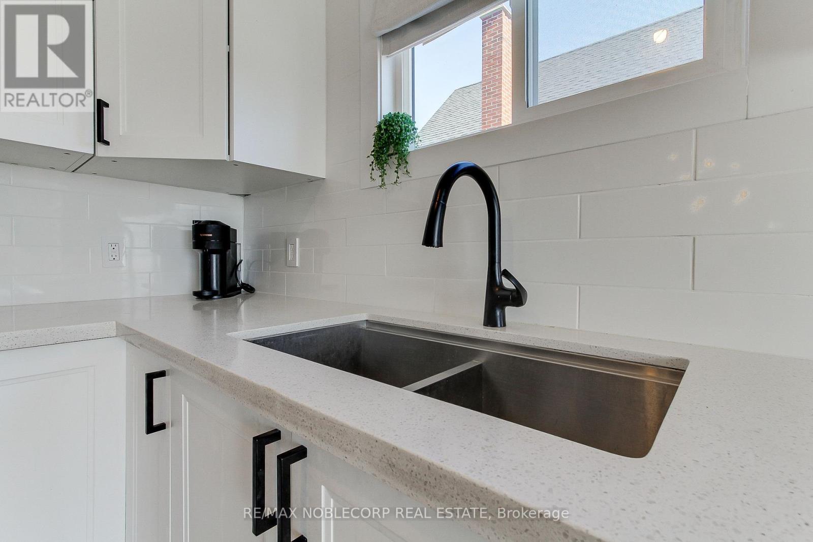 174 East 31st. Street, Hamilton, Ontario  L8V 3P5 - Photo 5 - X12431810