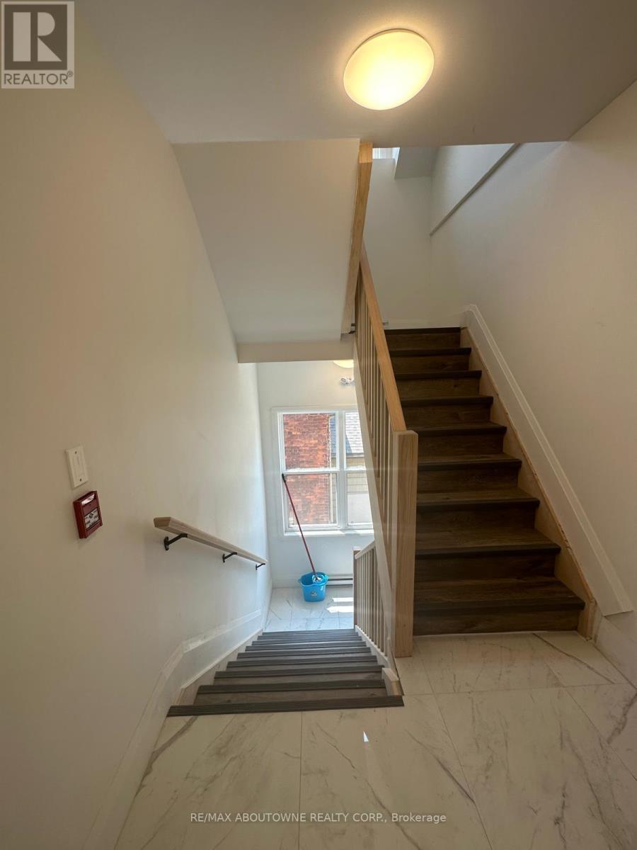 66 Wellington Street S, Hamilton, Ontario  L8N 2R1 - Photo 3 - X12431938