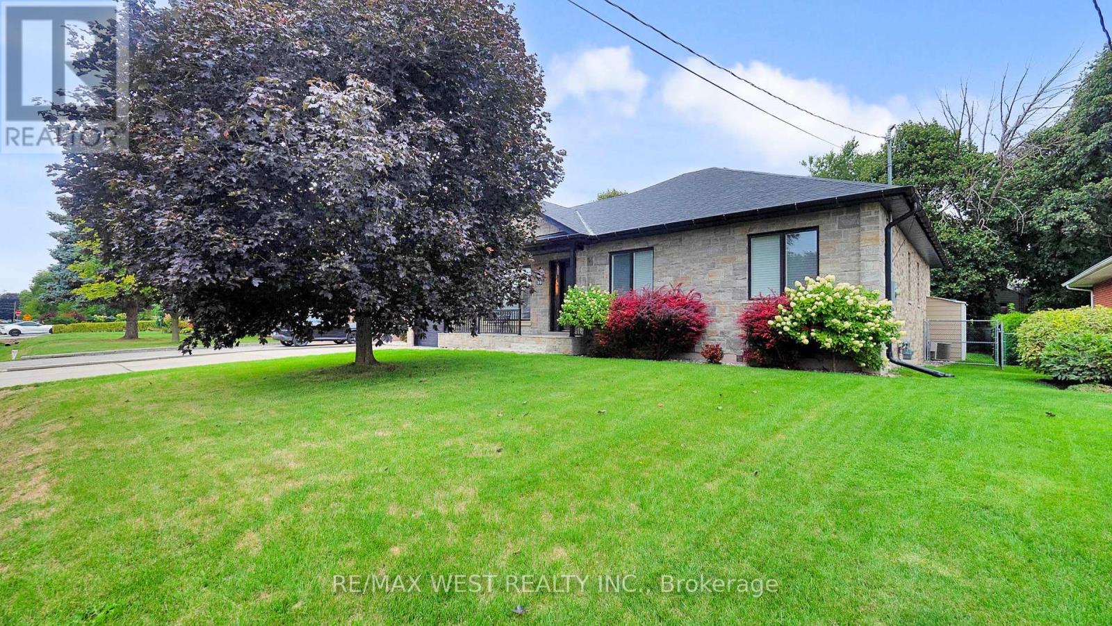 30 Goodman Crescent, Vaughan, Ontario  L6A 1E8 - Photo 2 - N12432041
