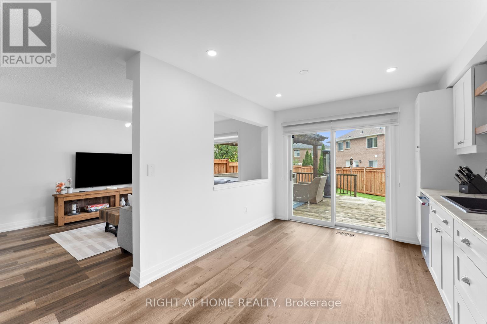 394 Baverstock Crescent, Milton, Ontario  L9T 5L1 - Photo 11 - W12432004