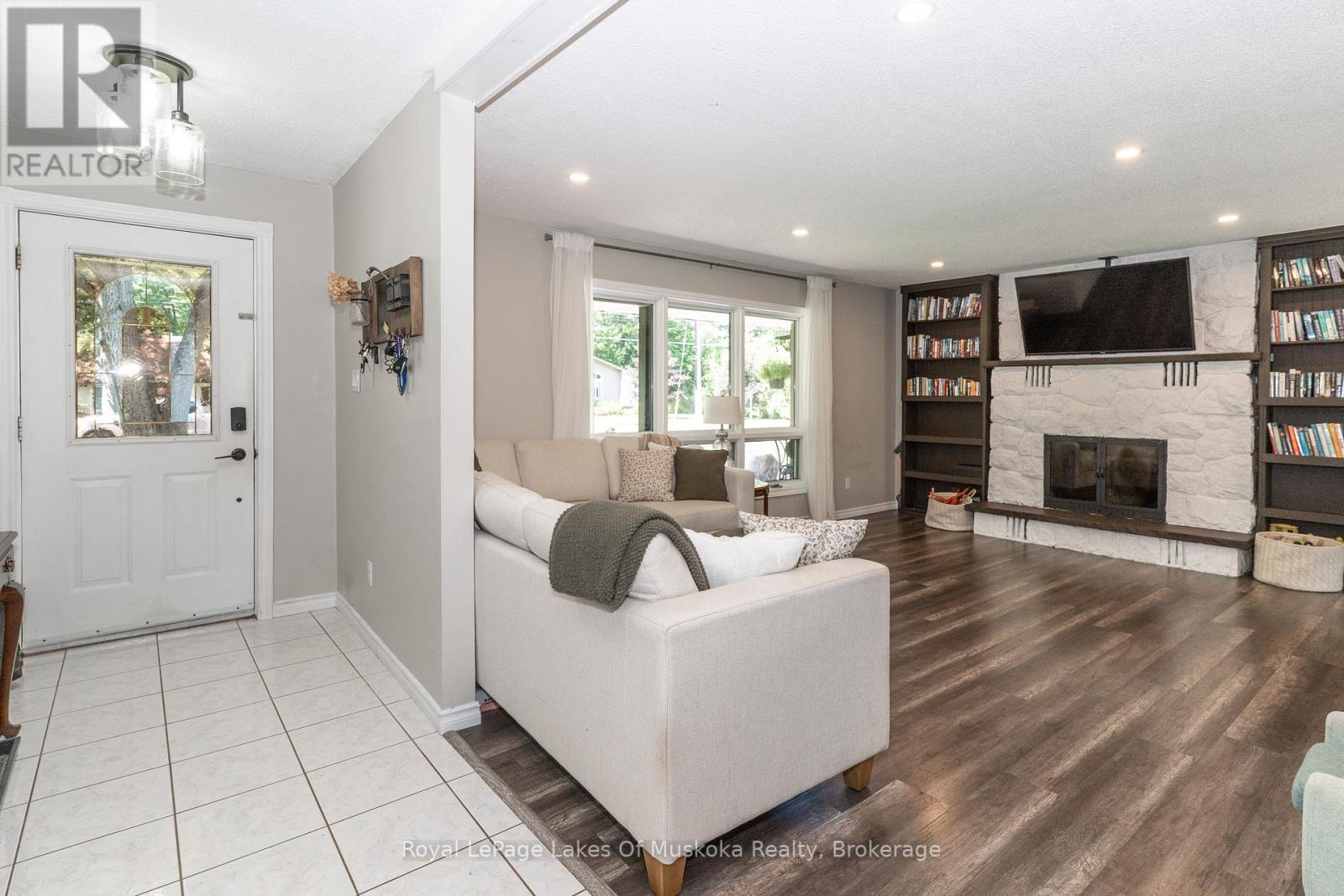 220 Alexander Street, Gravenhurst, Ontario  P1P 1A6 - Photo 3 - X12381715