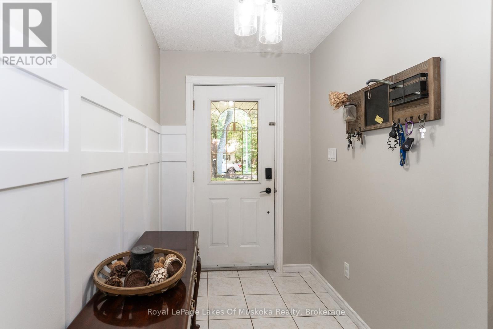 220 Alexander Street, Gravenhurst, Ontario  P1P 1A6 - Photo 2 - X12381715