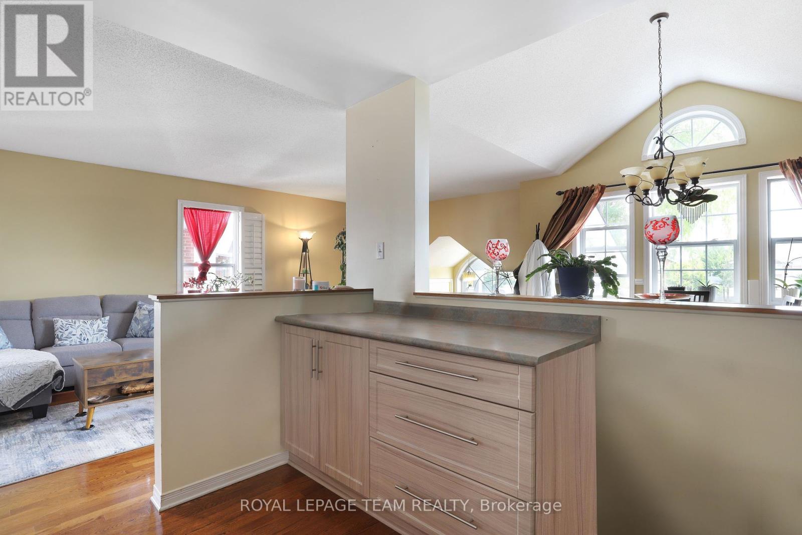 11 Saffron Court, Ottawa, Ontario  K2J 4R7 - Photo 9 - X12432263