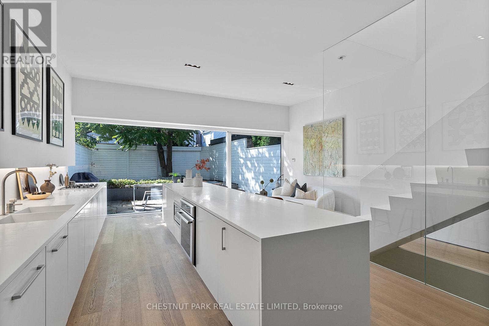 82 Robert Street, Toronto (University), Ontario  M5S 2K3 - Photo 3 - C12432219