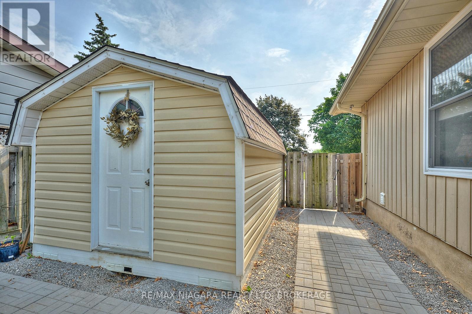 23 Huntley Crescent, St. Catharines (Carlton/bunting), Ontario  L2M 6E5 - Photo 7 - X12432260