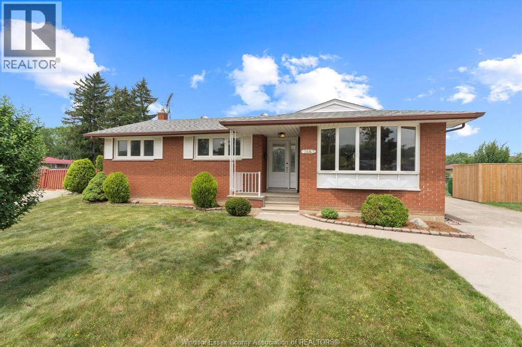 MLS# 25024669: 2663 ARMSTRONG, Windsor, Canada