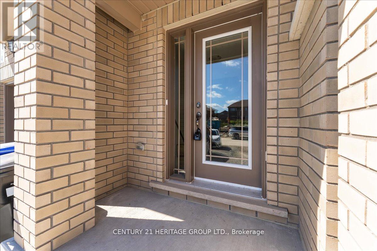 6 Elgin Court, Bradford West Gwillimbury, Ontario  L3Z 4R1 - Photo 2 - N12432212