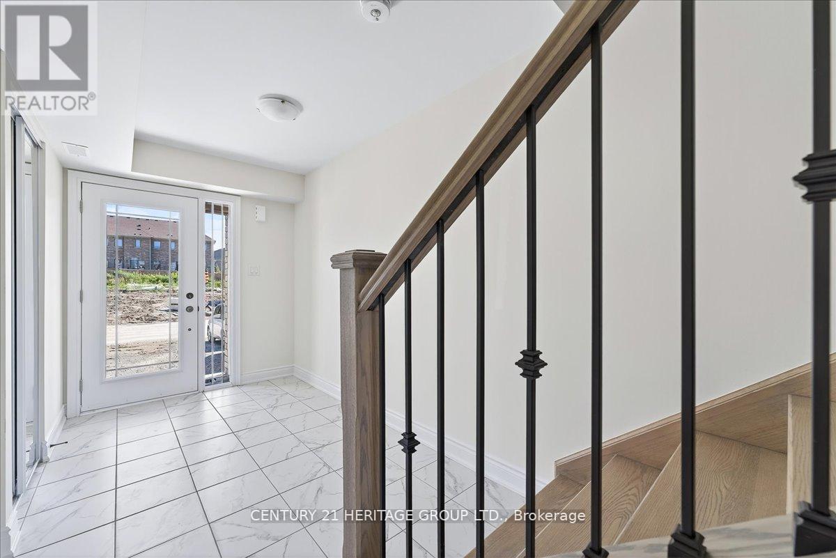 6 Elgin Court, Bradford West Gwillimbury, Ontario  L3Z 4R1 - Photo 3 - N12432212