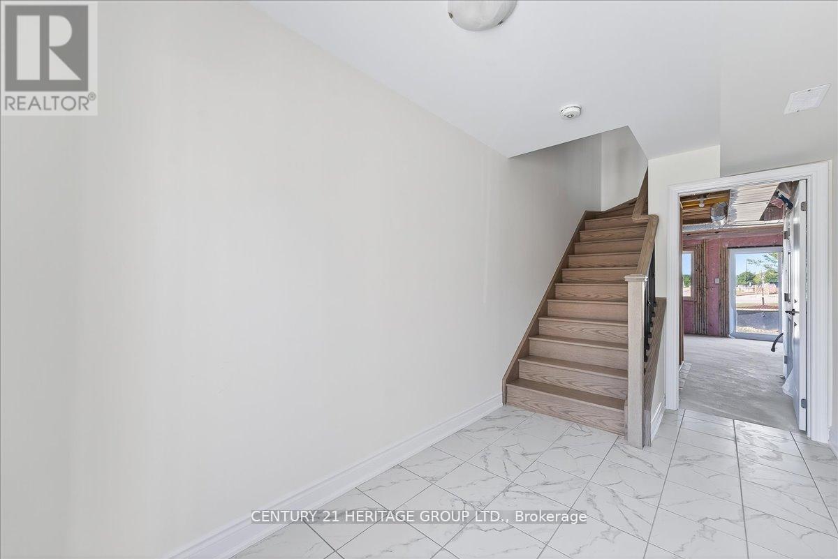 6 Elgin Court, Bradford West Gwillimbury, Ontario  L3Z 4R1 - Photo 4 - N12432212