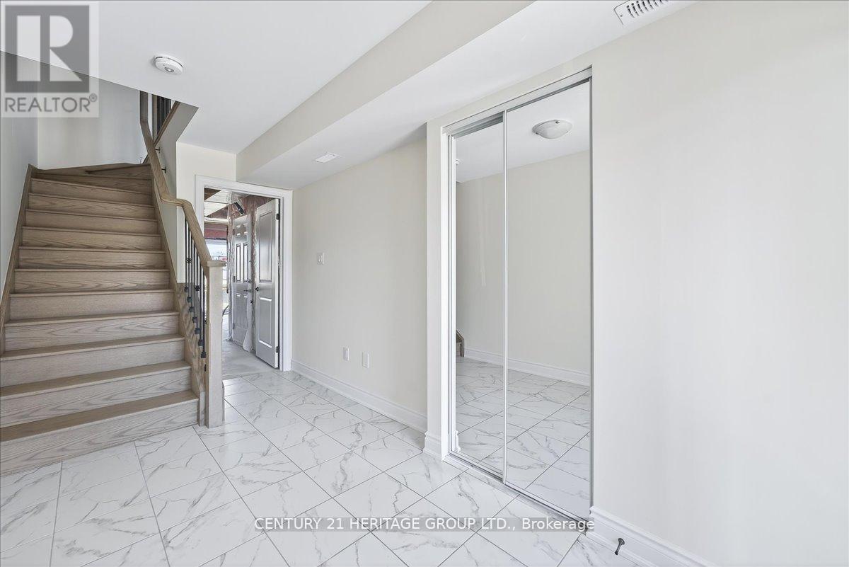 6 Elgin Court, Bradford West Gwillimbury, Ontario  L3Z 4R1 - Photo 5 - N12432212