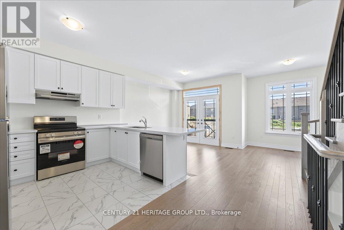 6 Elgin Court, Bradford West Gwillimbury, Ontario  L3Z 4R1 - Photo 6 - N12432212