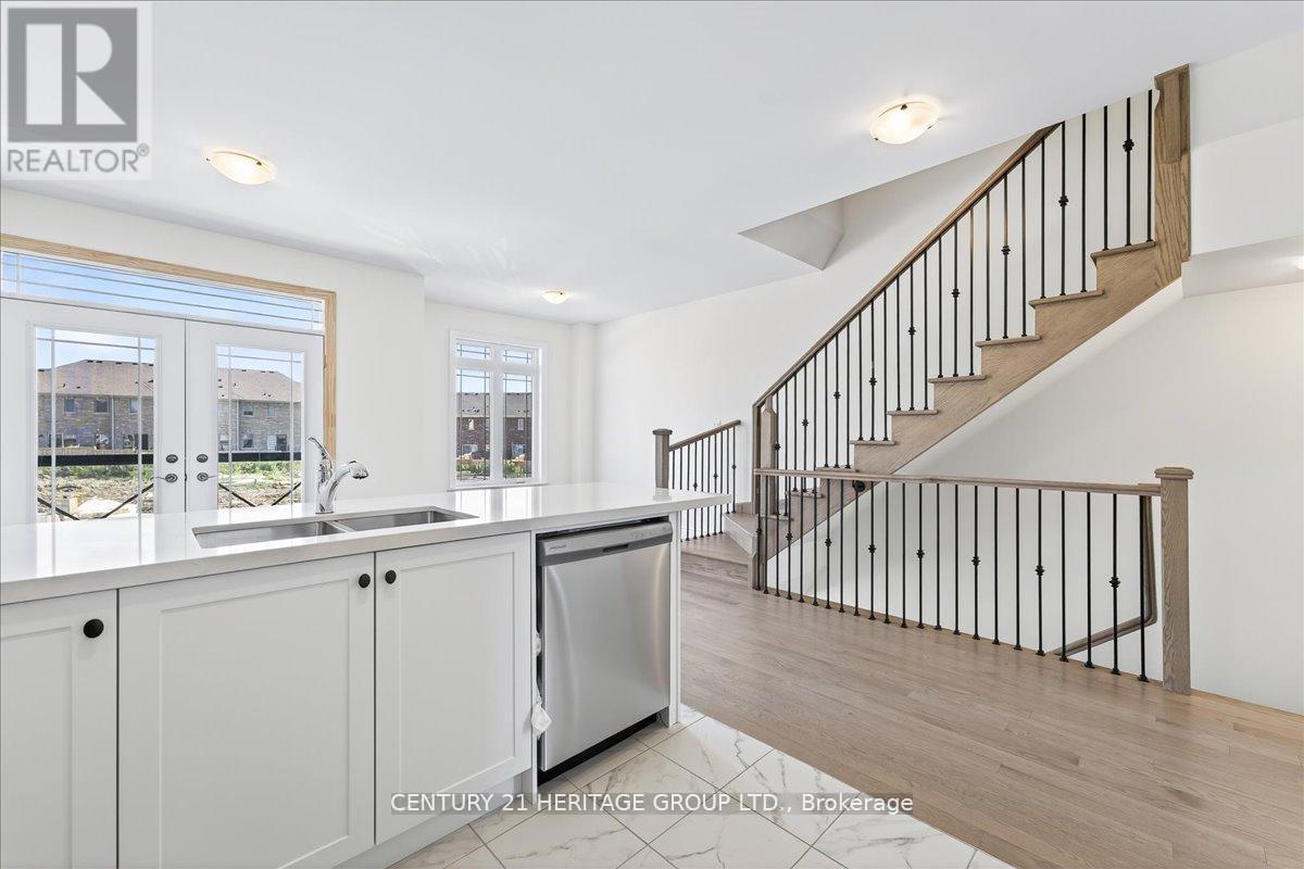 6 Elgin Court, Bradford West Gwillimbury, Ontario  L3Z 4R1 - Photo 8 - N12432212