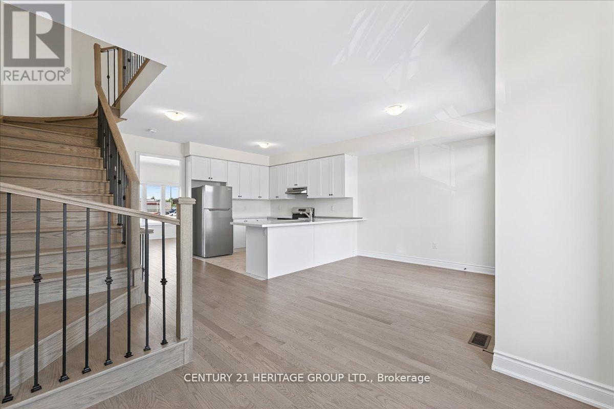 6 Elgin Court, Bradford West Gwillimbury, Ontario  L3Z 4R1 - Photo 9 - N12432212