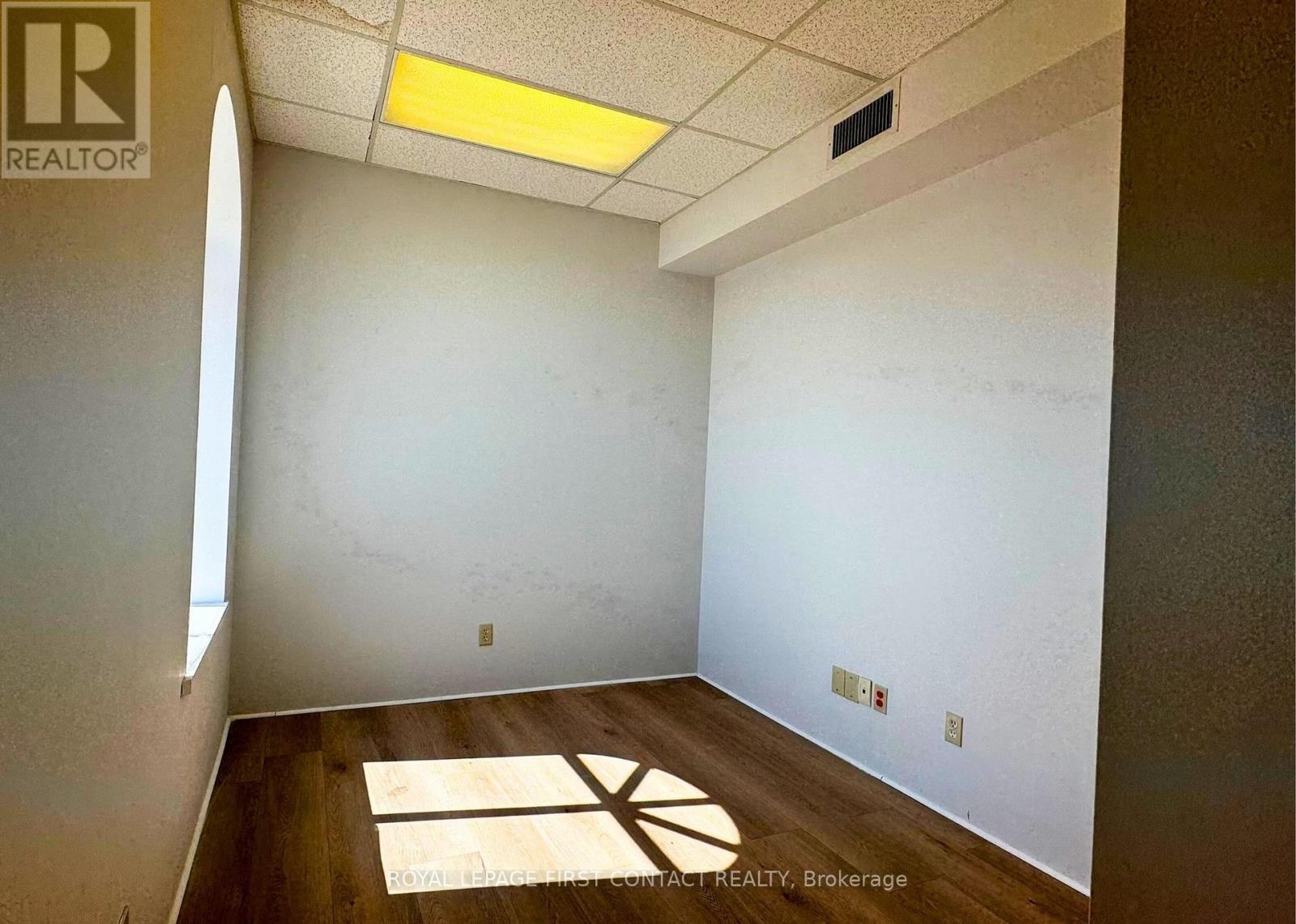 Second Floor - 48 Collier Street, Barrie, Ontario  L4M 1G8 - Photo 2 - S12432110
