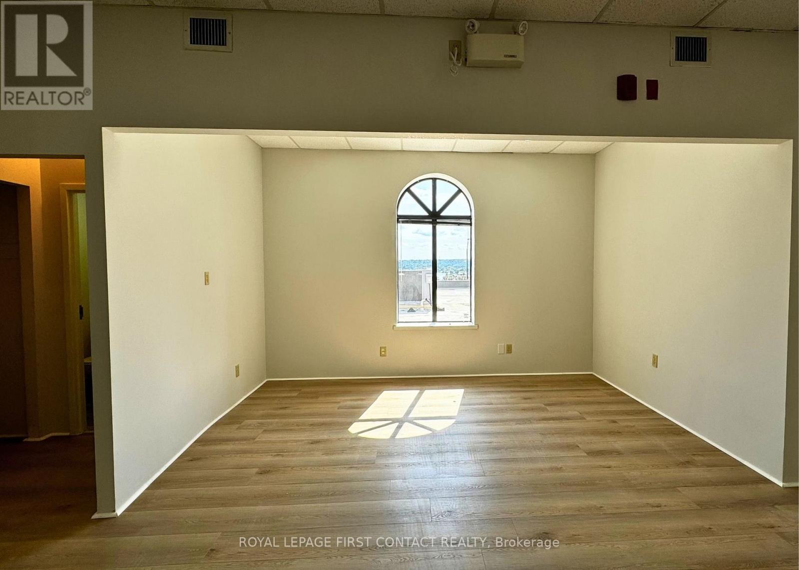 Second Floor - 48 Collier Street, Barrie, Ontario  L4M 1G8 - Photo 5 - S12432110