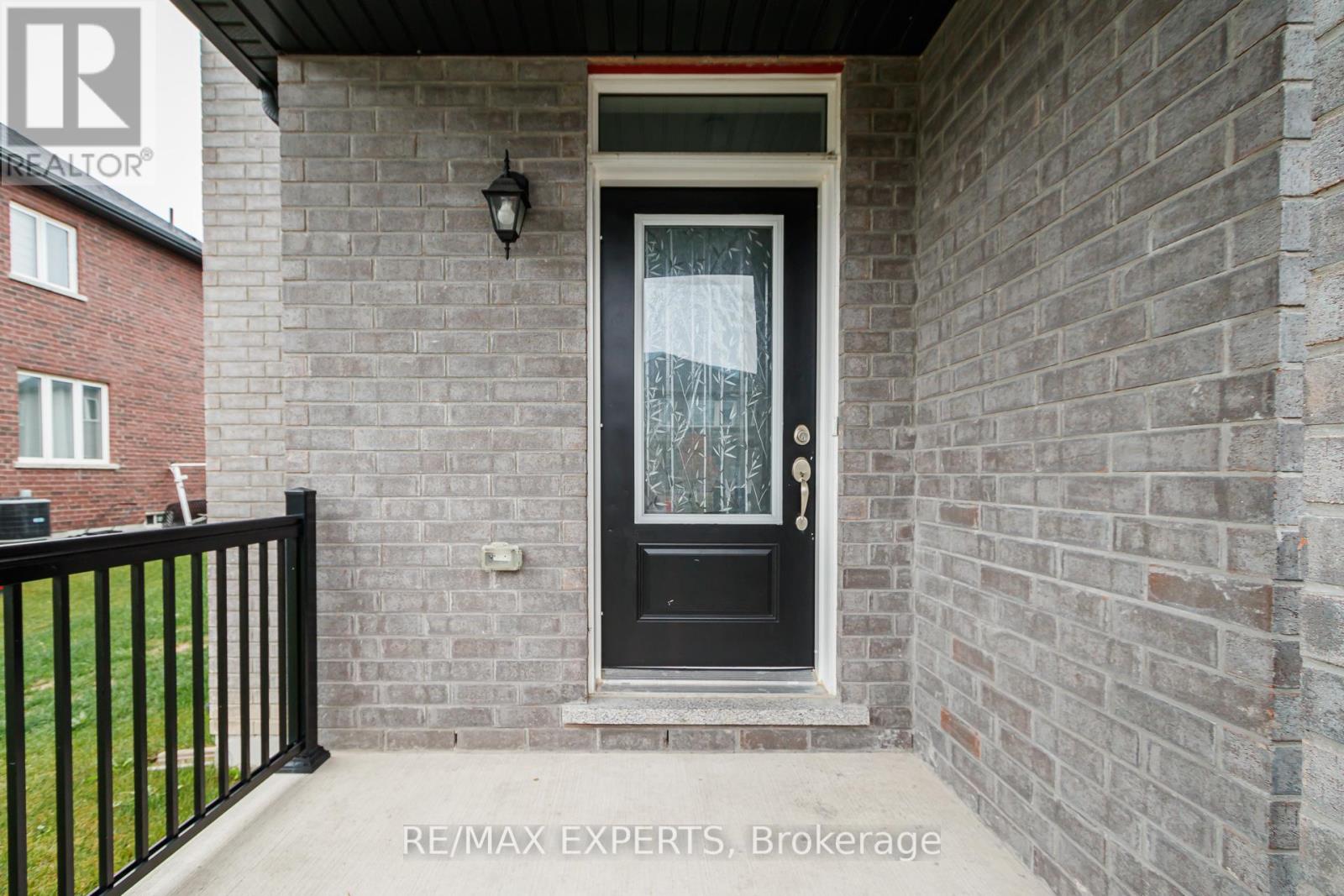28 Lisa Street, Wasaga Beach, Ontario  L9Z 0K8 - Photo 10 - S12432213
