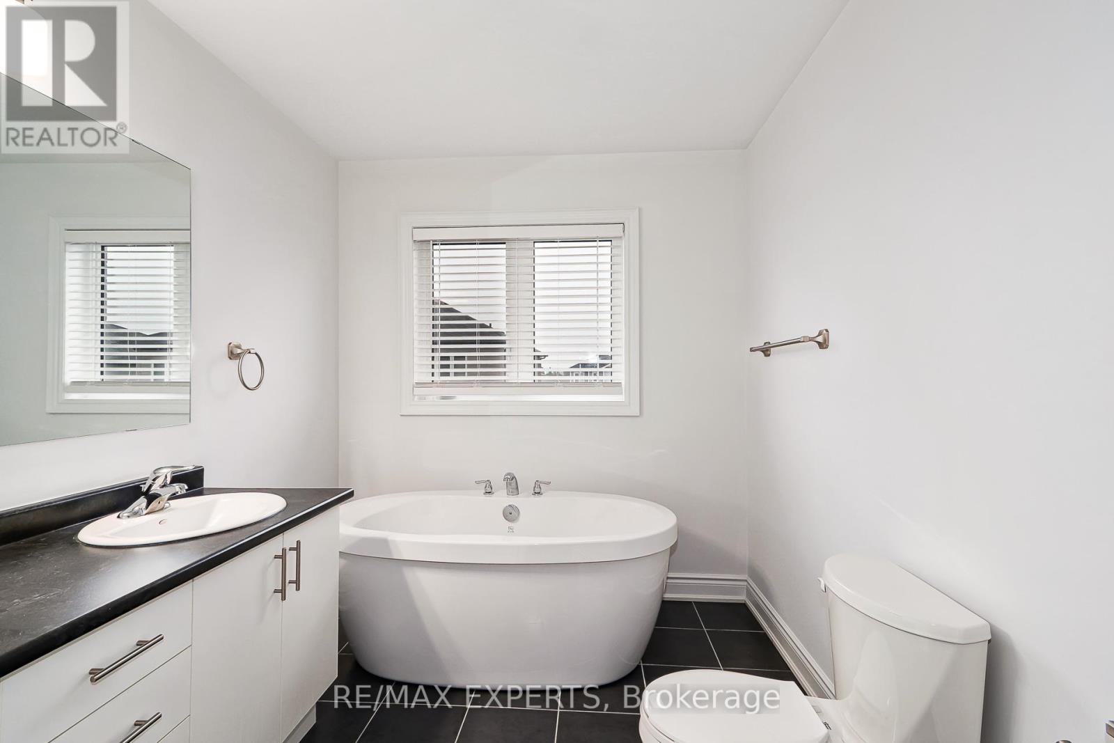 28 Lisa Street, Wasaga Beach, Ontario  L9Z 0K8 - Photo 38 - S12432213