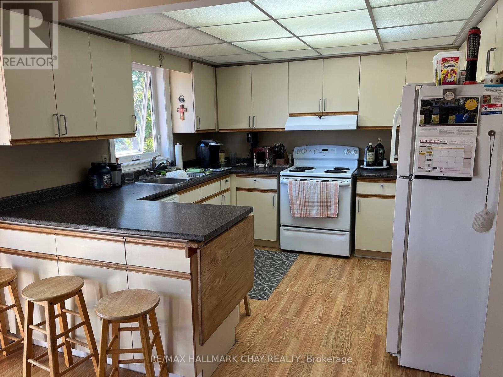 129 Rose Street, Barrie, Ontario  L4M 6C2 - Photo 2 - S12430504