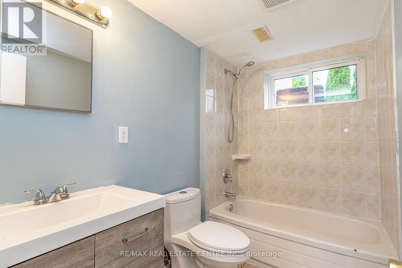 84 Crawley Drive, Brampton, Ontario  L6T 2S4 - Photo 25 - W12432083