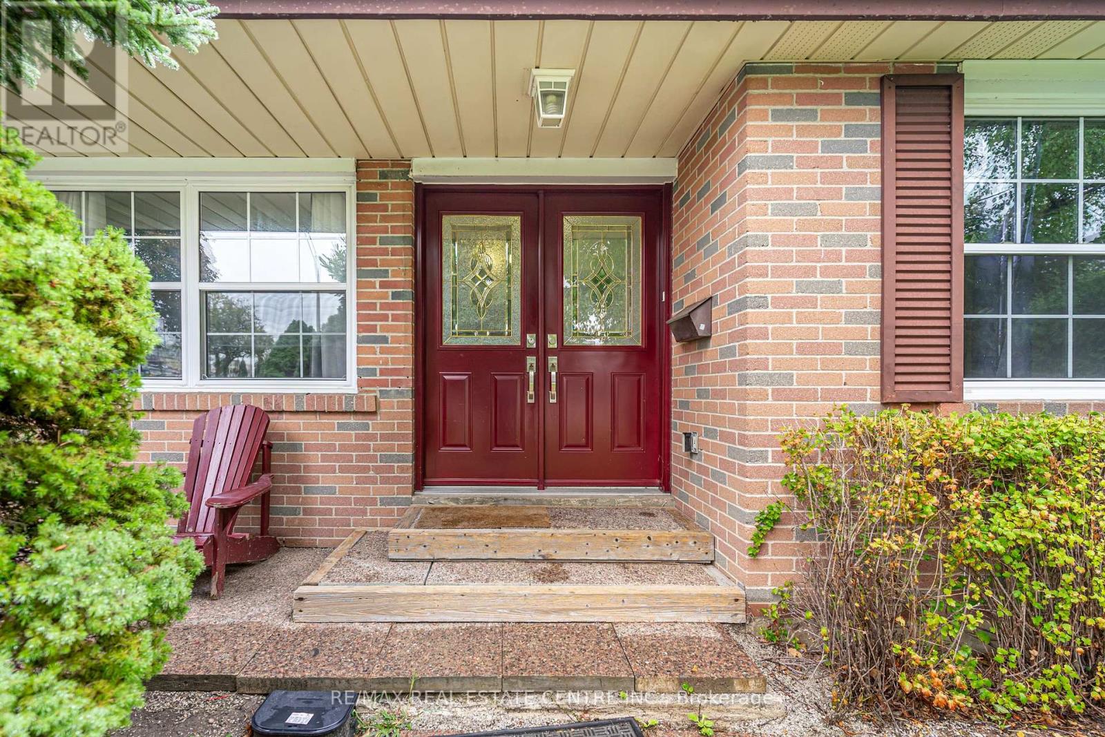 84 Crawley Drive, Brampton, Ontario  L6T 2S4 - Photo 3 - W12432083