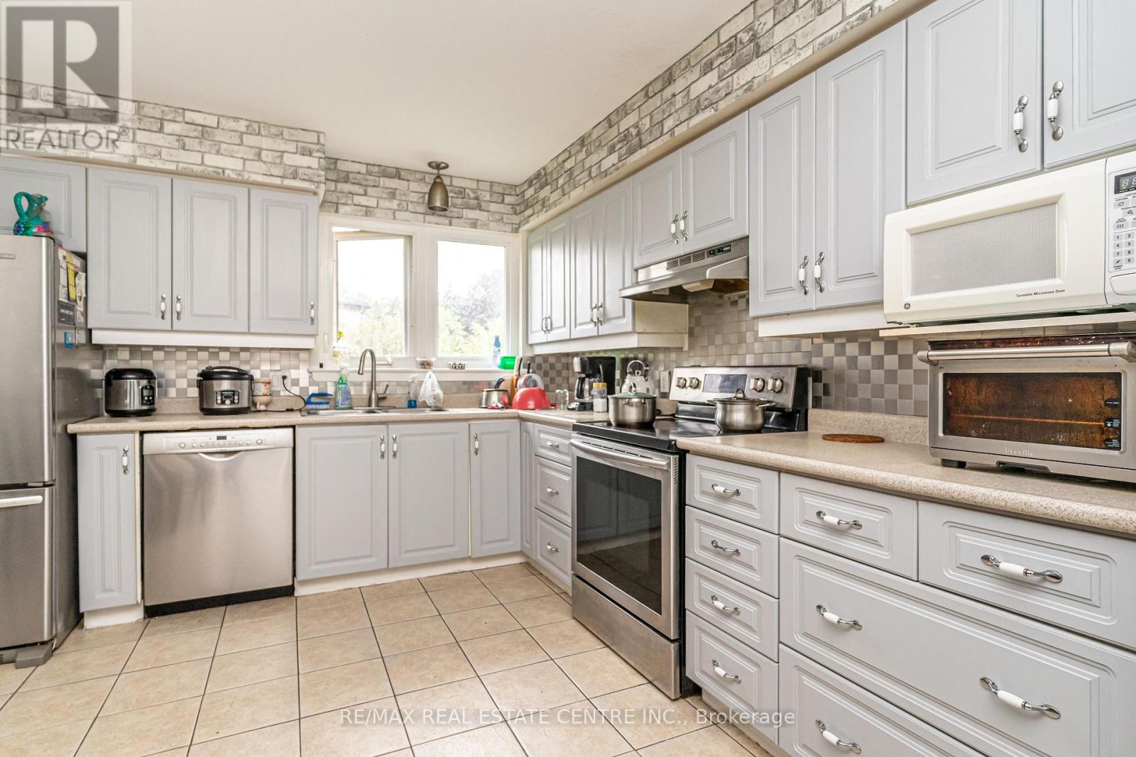 84 Crawley Drive, Brampton, Ontario  L6T 2S4 - Photo 8 - W12432083
