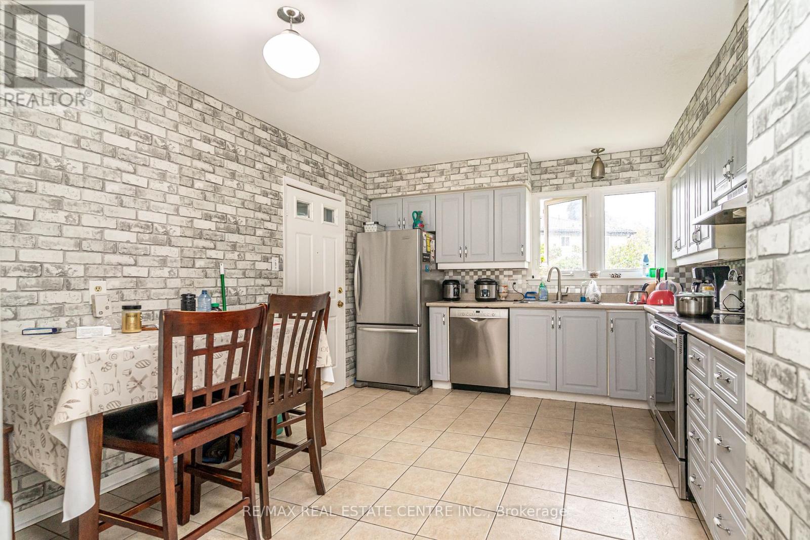 84 Crawley Drive, Brampton, Ontario  L6T 2S4 - Photo 9 - W12432083
